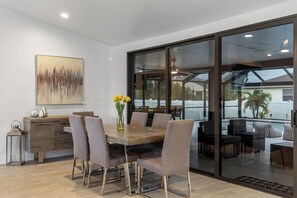 Outdoor dining - Southern Exposure Oasis (Cape Coral)