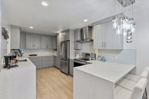 Geladeira, micro-ondas, fogão, cooktop
