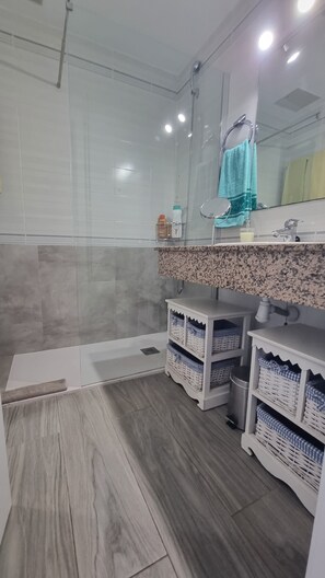 Hårføner, håndklær, såpe og sjampo