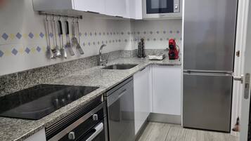 Een koelkast, een magnetron, een oven, een kookplaat