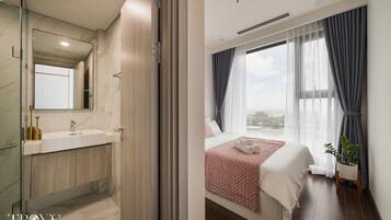 Departamento Deluxe, 2 habitaciones, vista a la ciudad | Camas con efecto memoria, escritorio y espacio para trabajar con laptop