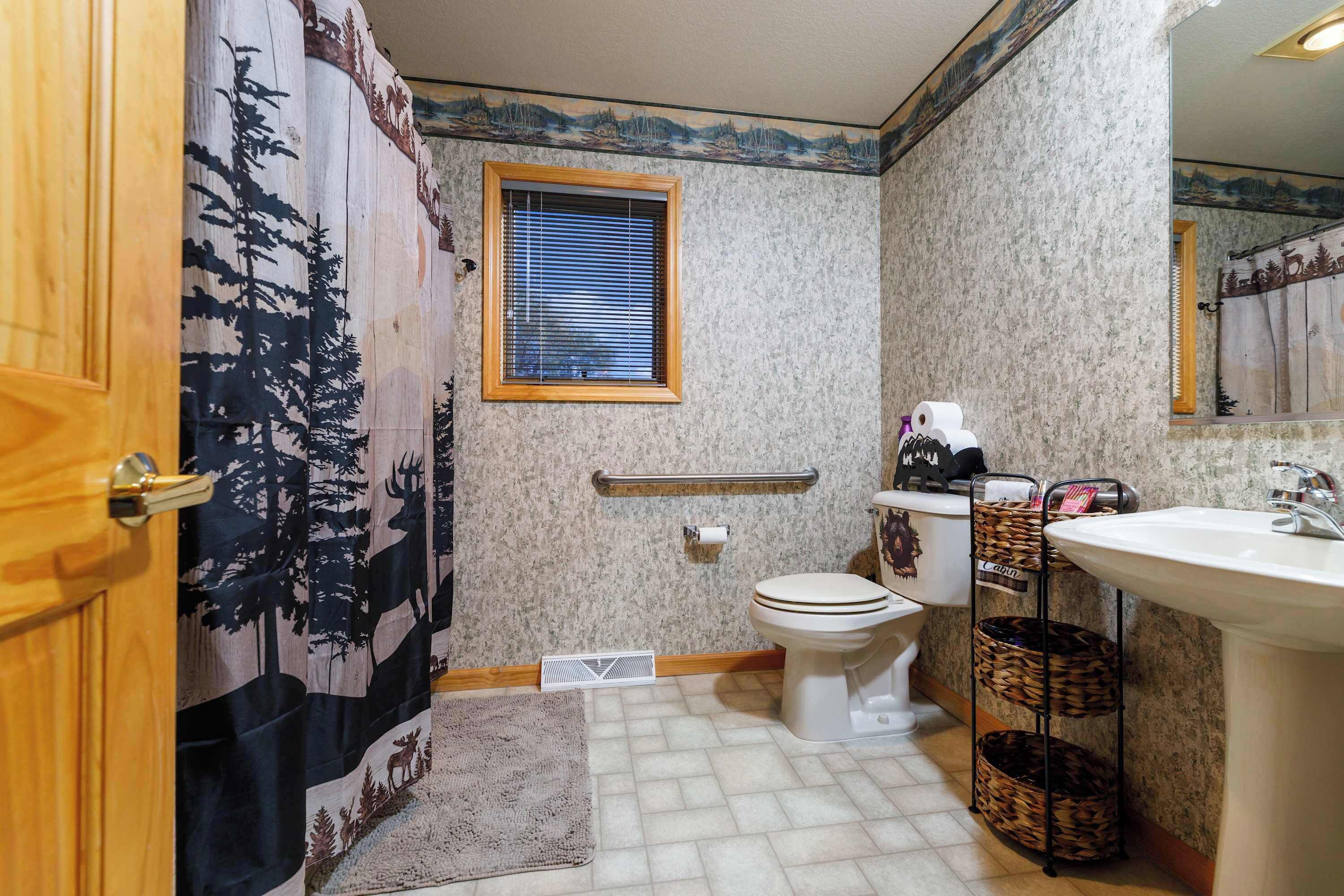 Un baño con inodoro, lavamanos y ventana.