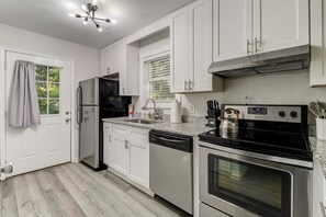 Kjøleskap, mikrobølgeovn, ovn og kokeplater