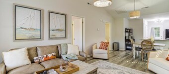 2BR/2BA Cottage centrally located in Midtown