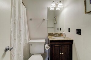 Hair dryer, towels - 2BR/2BA Cottage centrally located in Midtown (Wilmington)