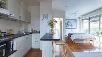 Refrigerador, microondas, parrilla de estufa y utensilios de cocina