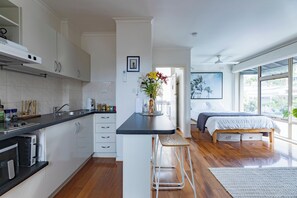 Fridge, microwave, stovetop, cookware/dishes/utensils - St Kilda Studio, the perfect home away from home (Saint Kilda)