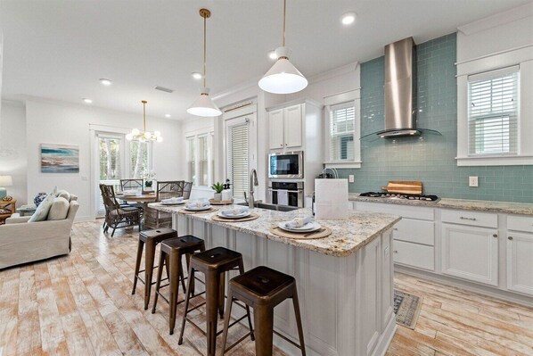 Geladeira, micro-ondas, fogão, cooktop