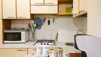 Fridge, microwave, stovetop, coffee/tea maker