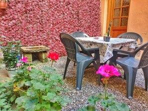 Outdoor dining - The secret garden (Lucca)