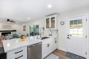 Réfrigérateur, micro-ondes, four, lave-vaisselle