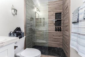 Chuveiro, secador de cabelo, toalhas de banho, sabonete