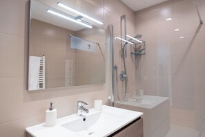Dusche, Handtücher, Seife, Toilettenpapier