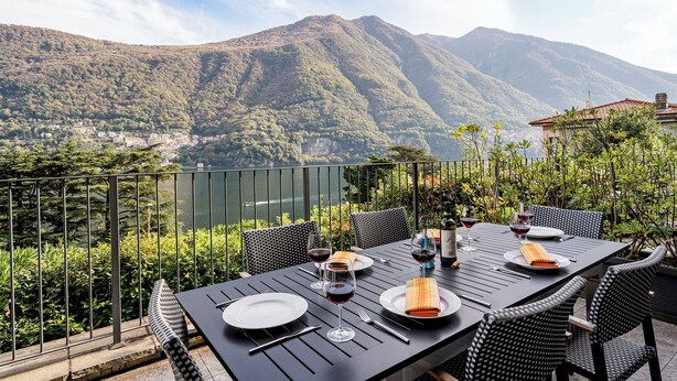 Ein Tisch für ein Essen mit Blick auf die Berge.