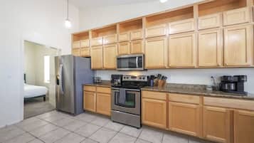 Køleskab, mikrobølgeovn, ovn, kogeplade