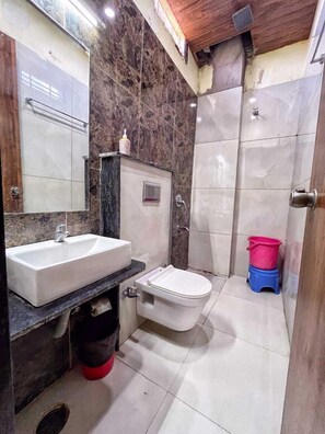 ฝักบัว, ของใช้ในห้องน้ำฟรี, ผ้าเช็ดตัว, สบู่