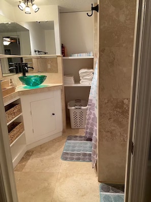 Dusche, Handtücher, Seife, Toilettenpapier