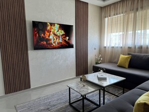 Smart TV - 2-bedroom apartment in peaceful Kénitra with AC, WiFi (Kénitra)