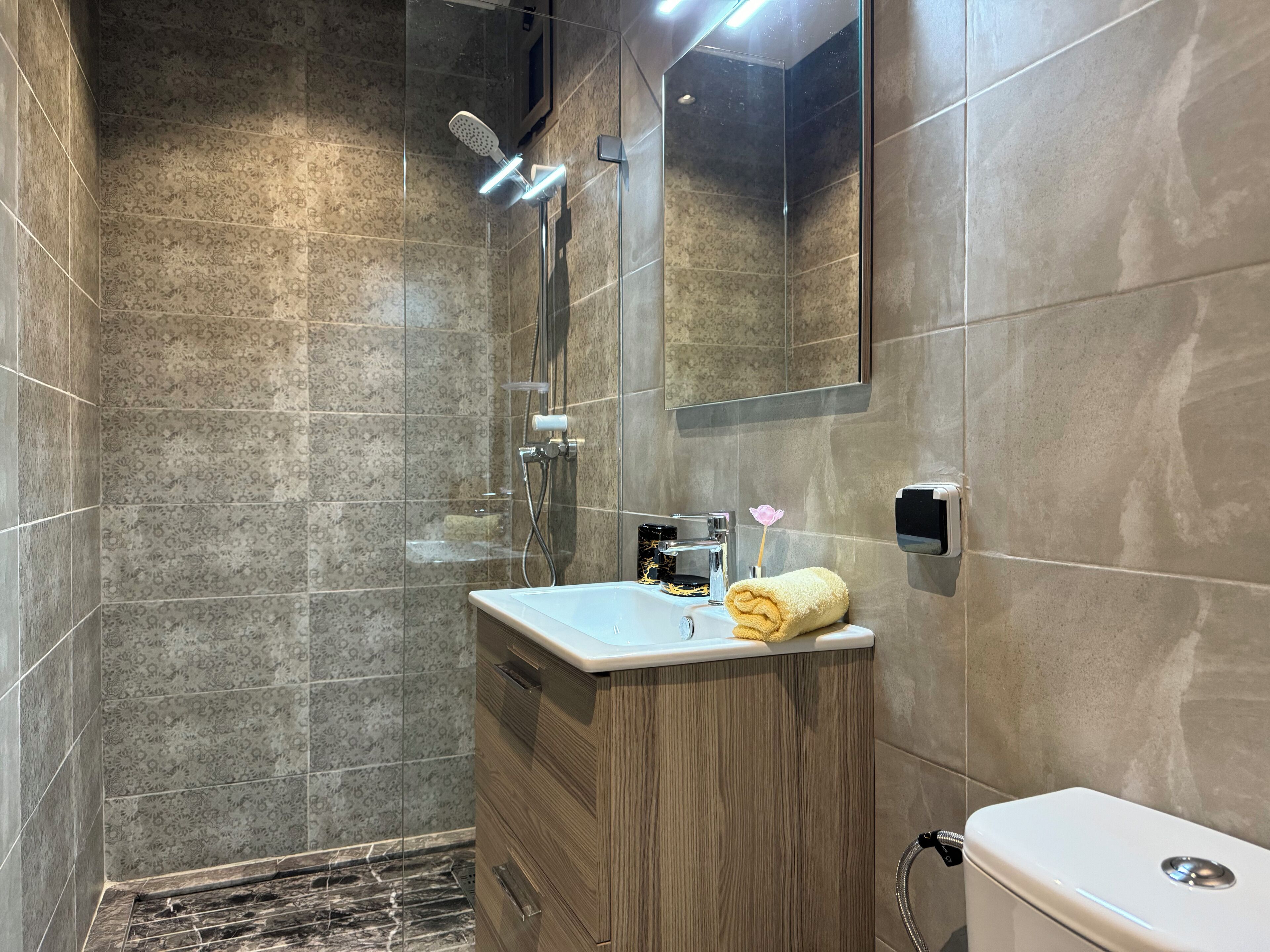 Articles de toilette écologiques, serviettes fournies, savon, shampoing