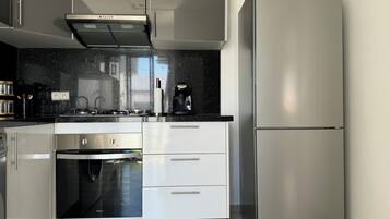 Fridge, oven, stovetop, coffee/tea maker