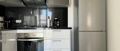 Frigorífico, horno, placa de cocina y cafetera o tetera