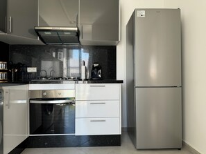 Fridge, oven, stovetop, coffee/tea maker