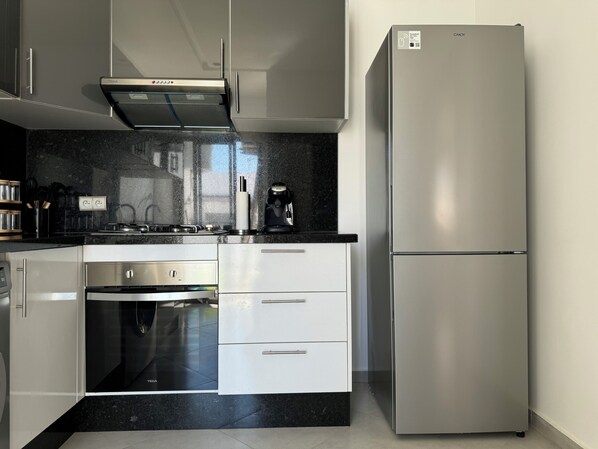 Fridge, oven, stovetop, coffee/tea maker