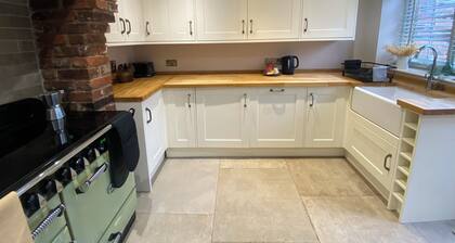 Cosy two bedroom cottage with log fire in the beautiful village of Swynnerton.