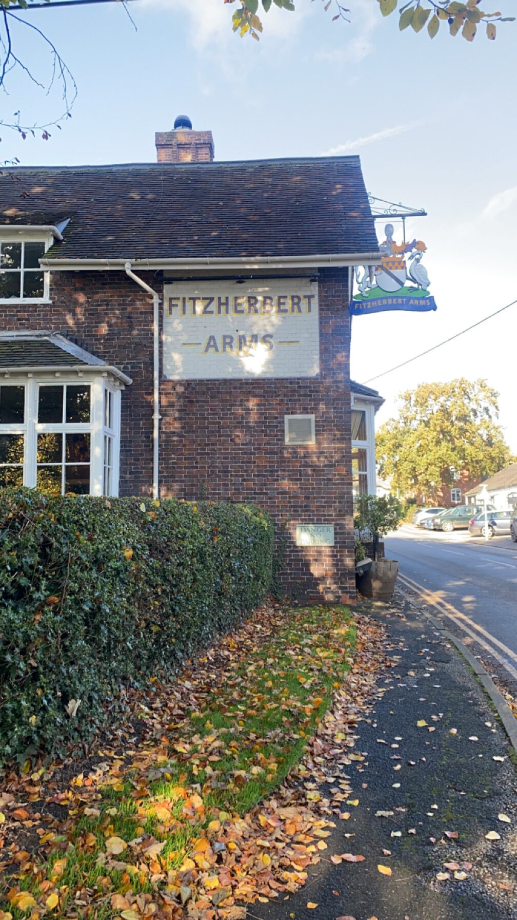 En byggnad av tegel med en skylt som visar texten ”Fitzherbert Arms”.