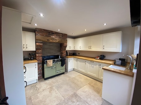 Fridge, microwave, oven, stovetop. Cosy two bedroom cottage with log fire in the beautiful village of Swynnerton.