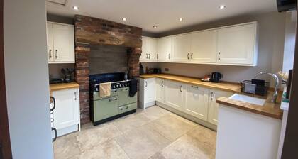 Cosy two bedroom cottage with log fire in the beautiful village of Swynnerton.