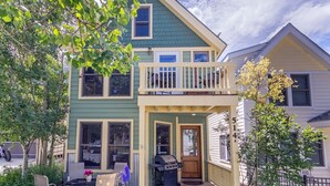 Ein zweigeschossiges Haus mit Balkon, Garage und Eingangstür.