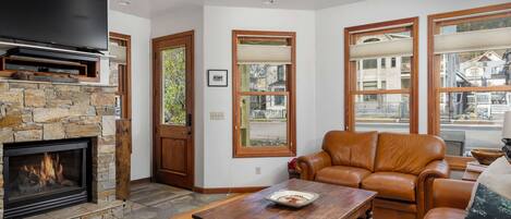 Smart-TV, Kamin, DVD-Player, Bücher