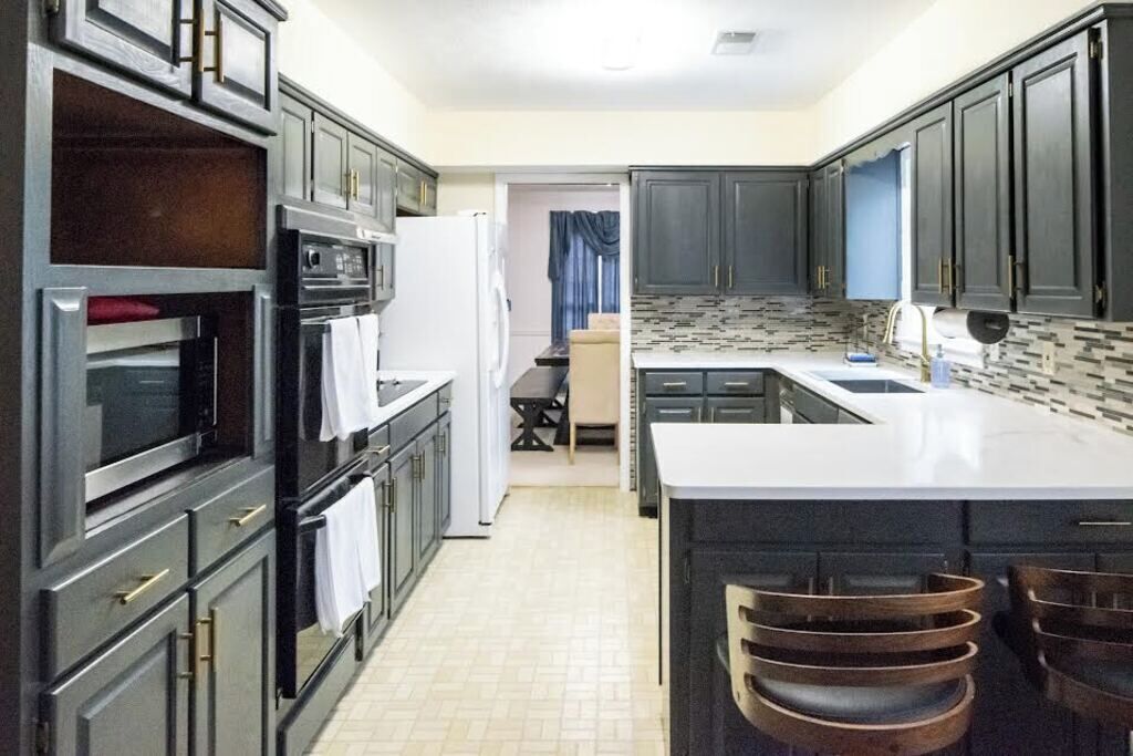 Refrigerador, microondas, horno y parrilla de estufa 