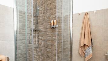 Shower, hair dryer, bidet, towels