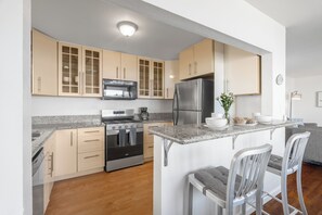 Fridge, microwave, oven, stovetop - Ocean View Condo/Steps to Ocean/Walk to All (La Jolla)