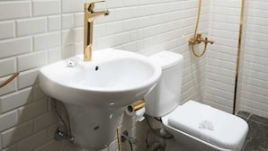 A bathroom with a white sink, toilet, and shower. - Charming Oasis in the Heart of Cairo – Authentic Hospitality Awaits! (Cairo Governorate)
