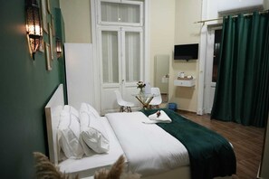 8 bedrooms, WiFi, bed sheets