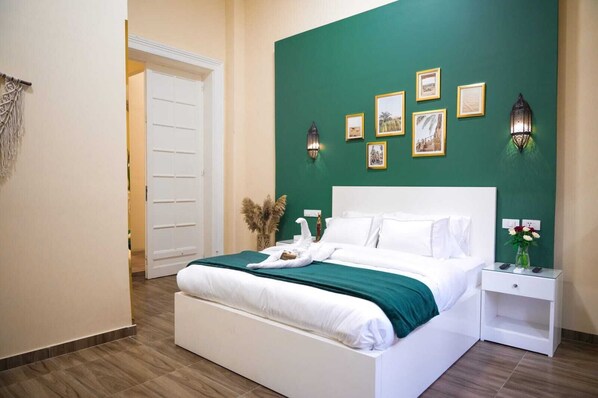 8 bedrooms, WiFi, bed sheets