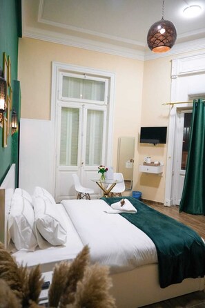 8 bedrooms, WiFi, bed sheets