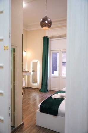 8 bedrooms, WiFi, bed sheets