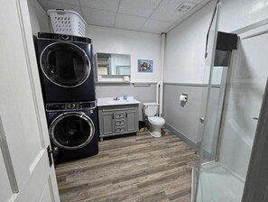 Douche, sèche-cheveux, serviettes fournies, savon