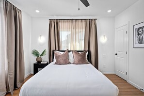 3 Schlafzimmer, Schreibtisch, Bügeleisen/Bügelbrett, Reisekinderbett