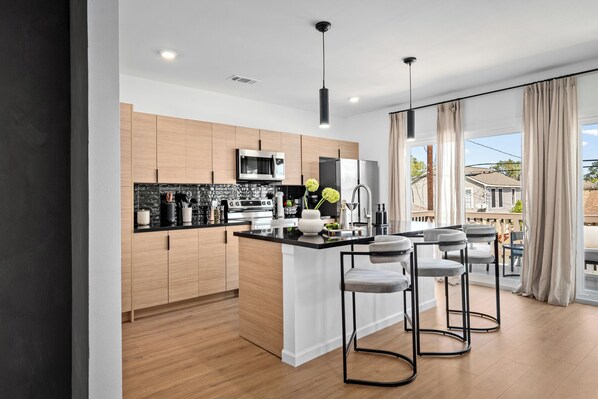 Kühlschrank, Mikrowelle, Ofen, Herdplatte