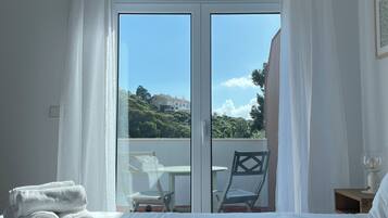 Premium Studio, Balcony, Mountain View | Down comforters, soundproofing, free WiFi