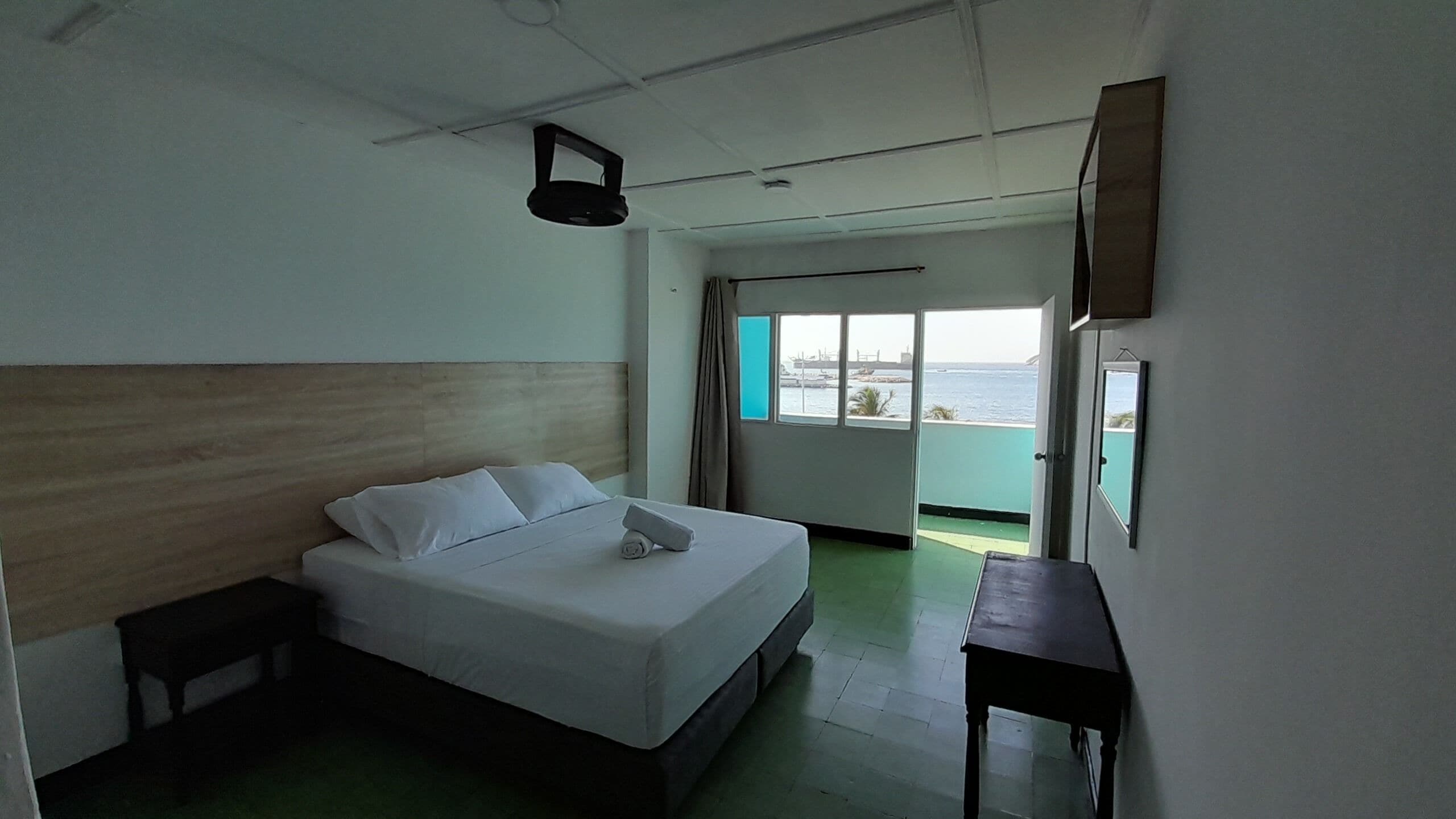 Quarto casal standard, 1 cama de casal, sacada, vista para o mar (#406) | Wi-Fi de cortesia, roupa de cama