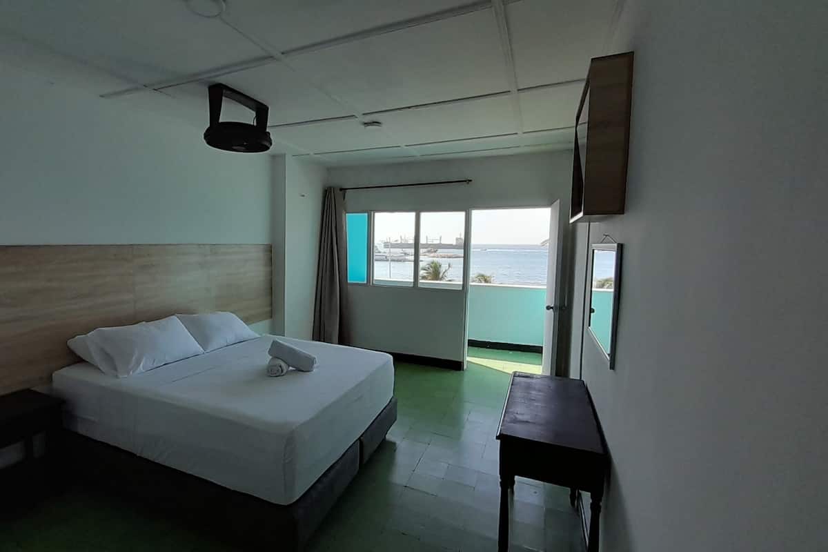 Quarto casal standard, 1 cama de casal, sacada, vista para o mar (#406) | Wi-Fi de cortesia, roupa de cama