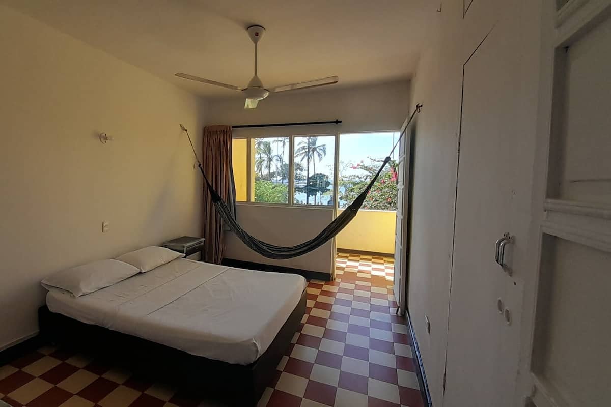 Quarto casal standard, 1 cama de casal, sacada, vista para o mar (#205) | Wi-Fi de cortesia, roupa de cama