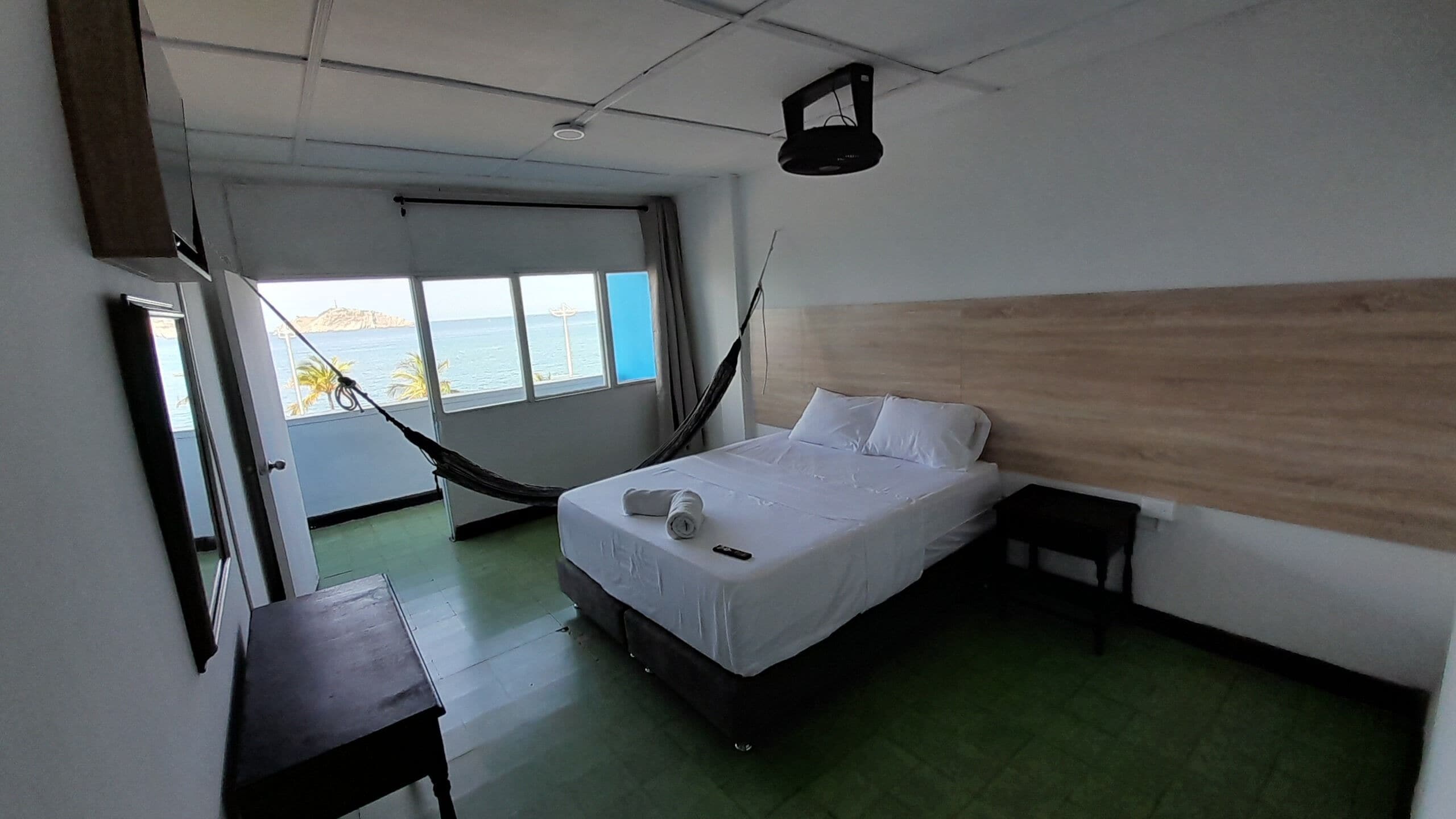 Quarto casal standard, 1 cama Queen, sacada, vista para o mar (#405) | Wi-Fi de cortesia, roupa de cama