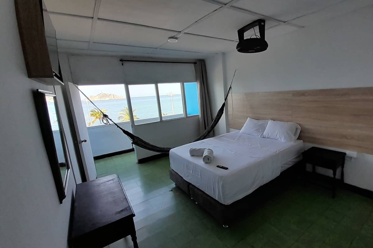 Quarto casal standard, 1 cama Queen, sacada, vista para o mar (#405) | Wi-Fi de cortesia, roupa de cama